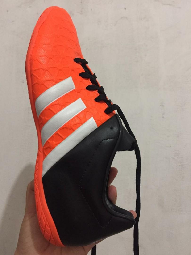 SEPATU BOLA ADIDAS WARNA ORANGE HITAM 