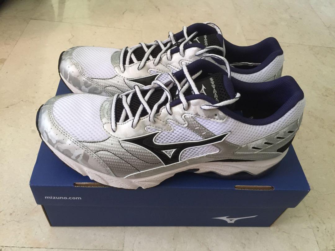 mizuno wide shoes