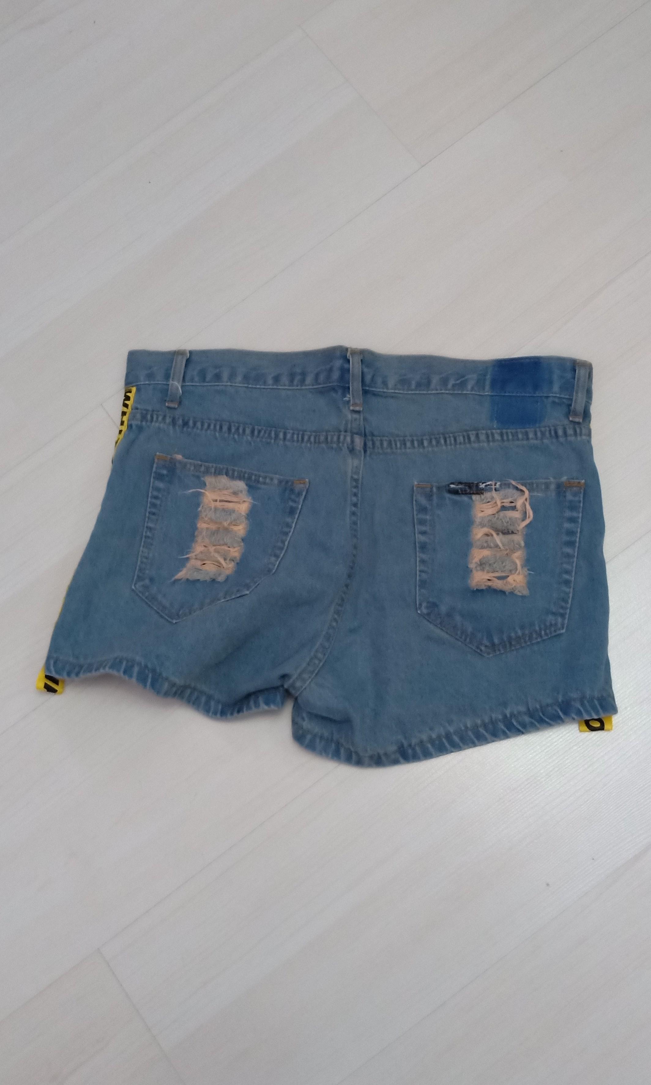ala OFF WHITE denim cut out shorts (Category: Shorts) located in Manila. Submitted by declutter_with_s (Listing ID 228526095, Image 2). Description: ala off white. hype beast.