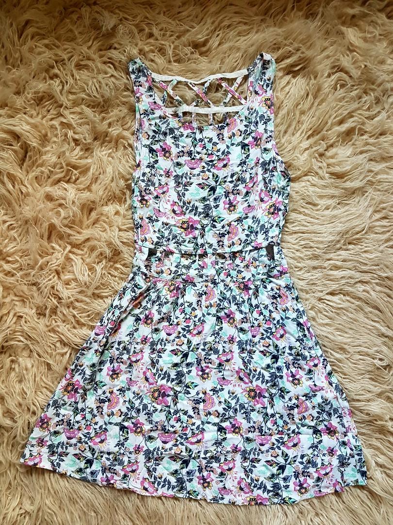 H&M Floral Dress (Category: Dresses) located in Mandaluyong City. Submitted by somethingoldmnl (Listing ID 228560890, Image 1). Description: Pre-loved RFS: Decluttering - Never used, just washed and stored - no issues Details: - front has a waist cut-out - back has also a cut-out.