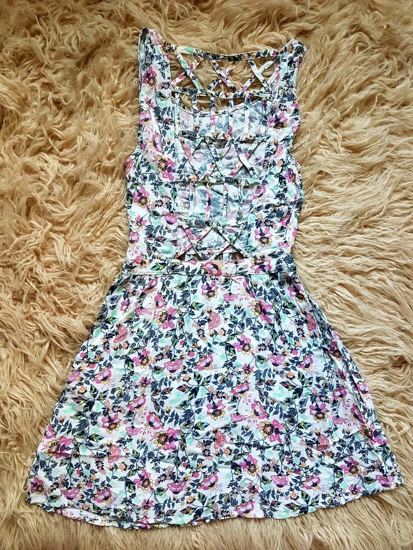 H&M Floral Dress (Category: Dresses) located in Mandaluyong City. Submitted by somethingoldmnl (Listing ID 228560890, Image 3). Description: Pre-loved RFS: Decluttering - Never used, just washed and stored - no issues Details: - front has a waist cut-out - back has also a cut-out.