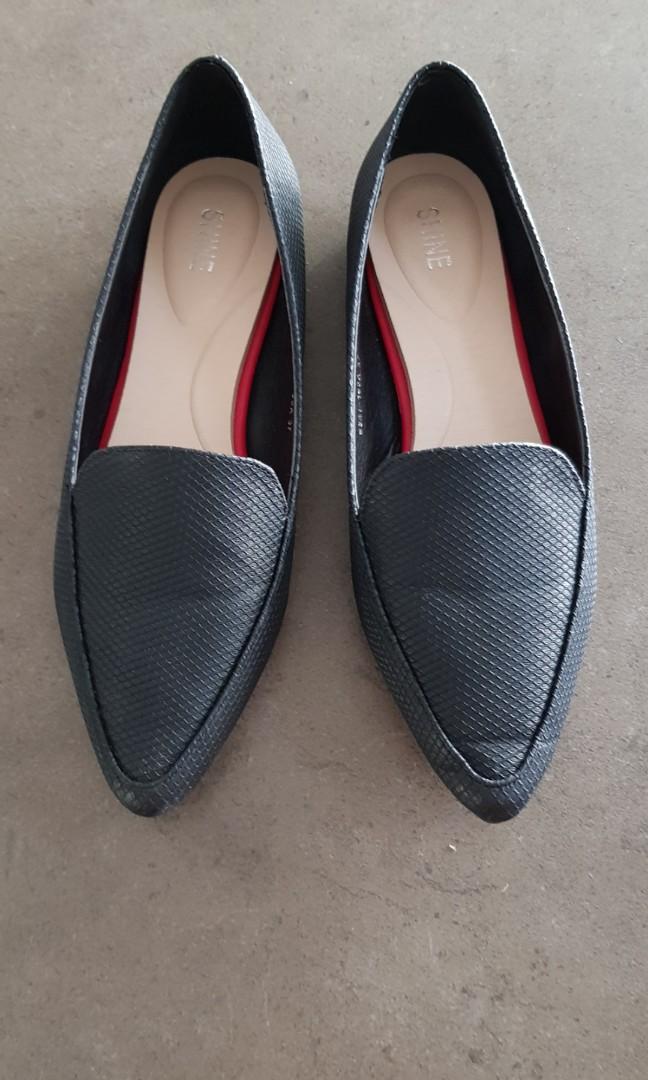 cushioned black flats