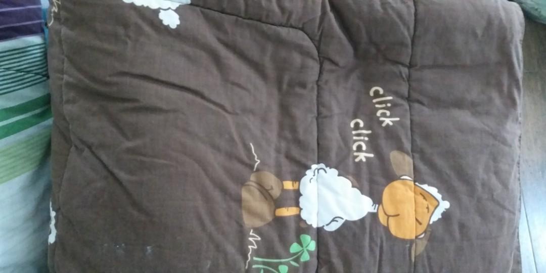 Single size comforter (Category: Bed Frames & Mattresses) located in Quezon City. Submitted by bshoppe_ (Listing ID 228473687, Image 2). Description: Single size reversible comforter.( color brown) slightly used.bought at sm for 2600..