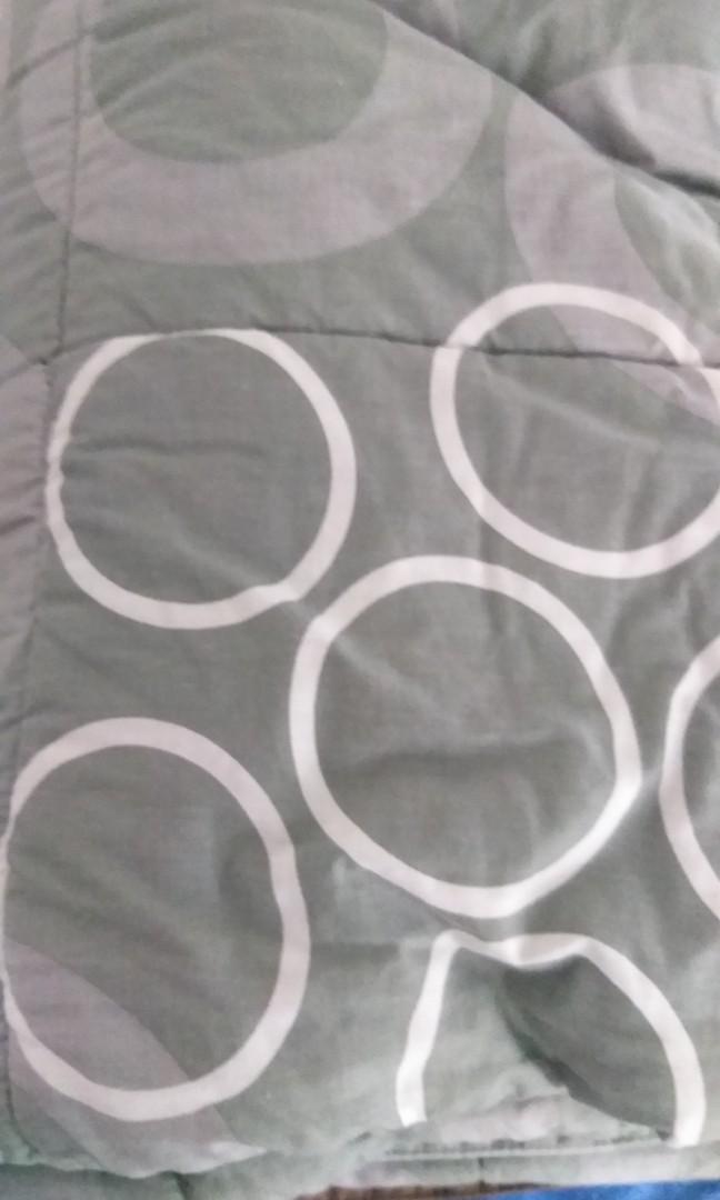 Single size comforter (Category: Bed Frames & Mattresses) located in Quezon City. Submitted by bshoppe_ (Listing ID 228473687, Image 3). Description: Single size reversible comforter.( color brown) slightly used.bought at sm for 2600..