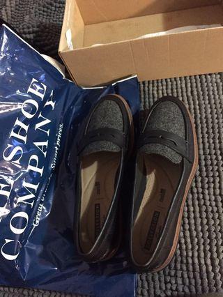 Clark’s leather black shoes 6.5