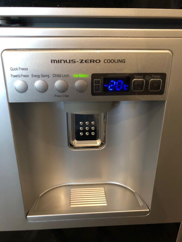 HITACHI FRIDGE AUTO ICE MAKER AND COLD WATER DISPENSER TWO DOOR BLACK