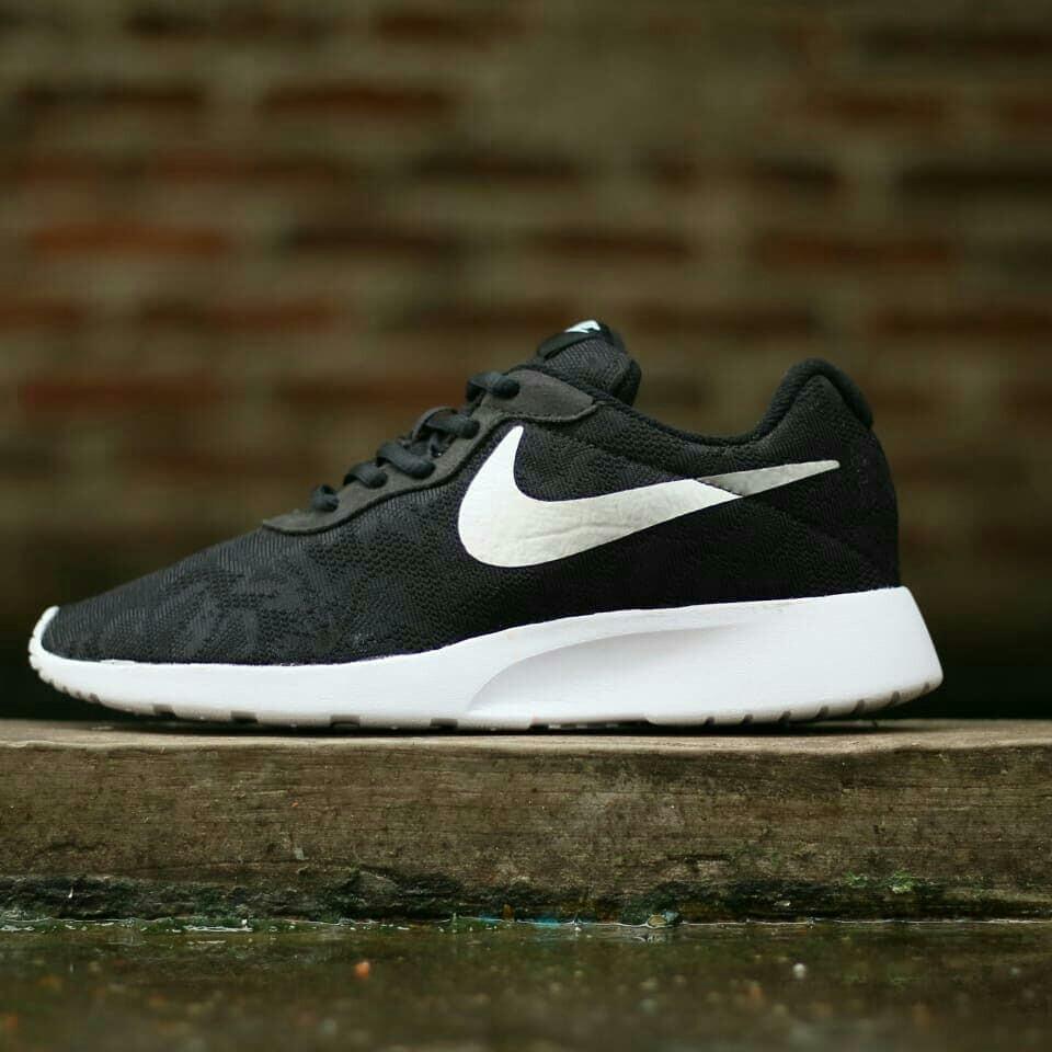 harga nike tanjun black