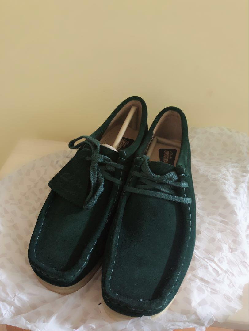 Wallabees Suede dark green 女裝, 鞋, Carousell