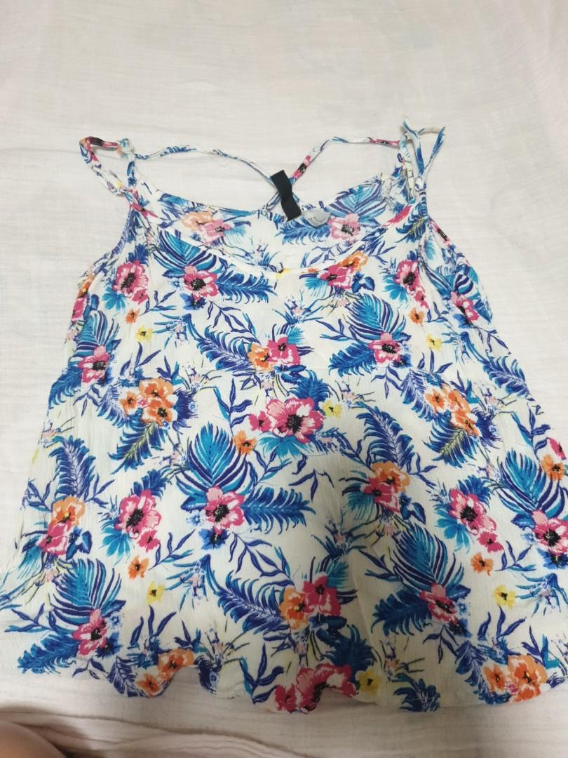 H&m sexy top blue foral (Category: Sleeveless) located in San Pedro. Submitted by memeyeah (Listing ID 229115121, Image 1). Description: .