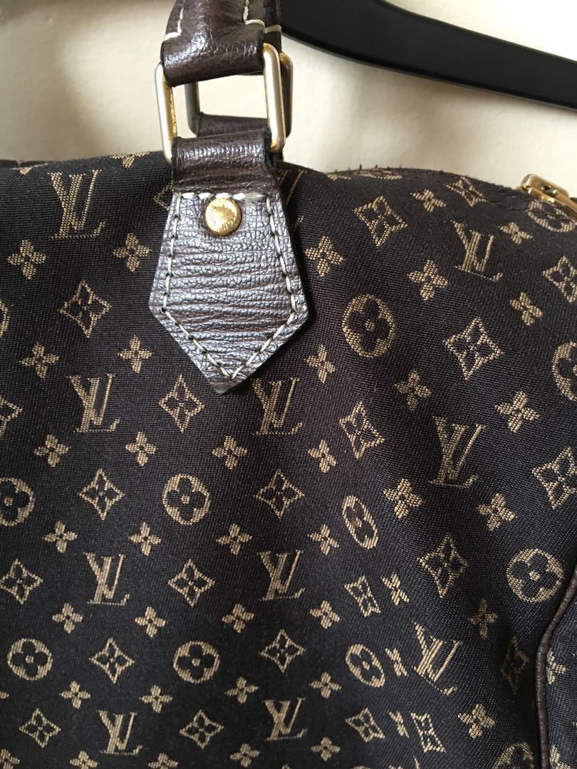 LV Bag (Category: Tote Bags) located in Muntinlupa City. Submitted by charm_alberto (Listing ID 226258797, Image 2). Description: EUC One of my fave bag No code but all hardware buttons have the brand engraved Rfs: needs to dispose some of my bags.