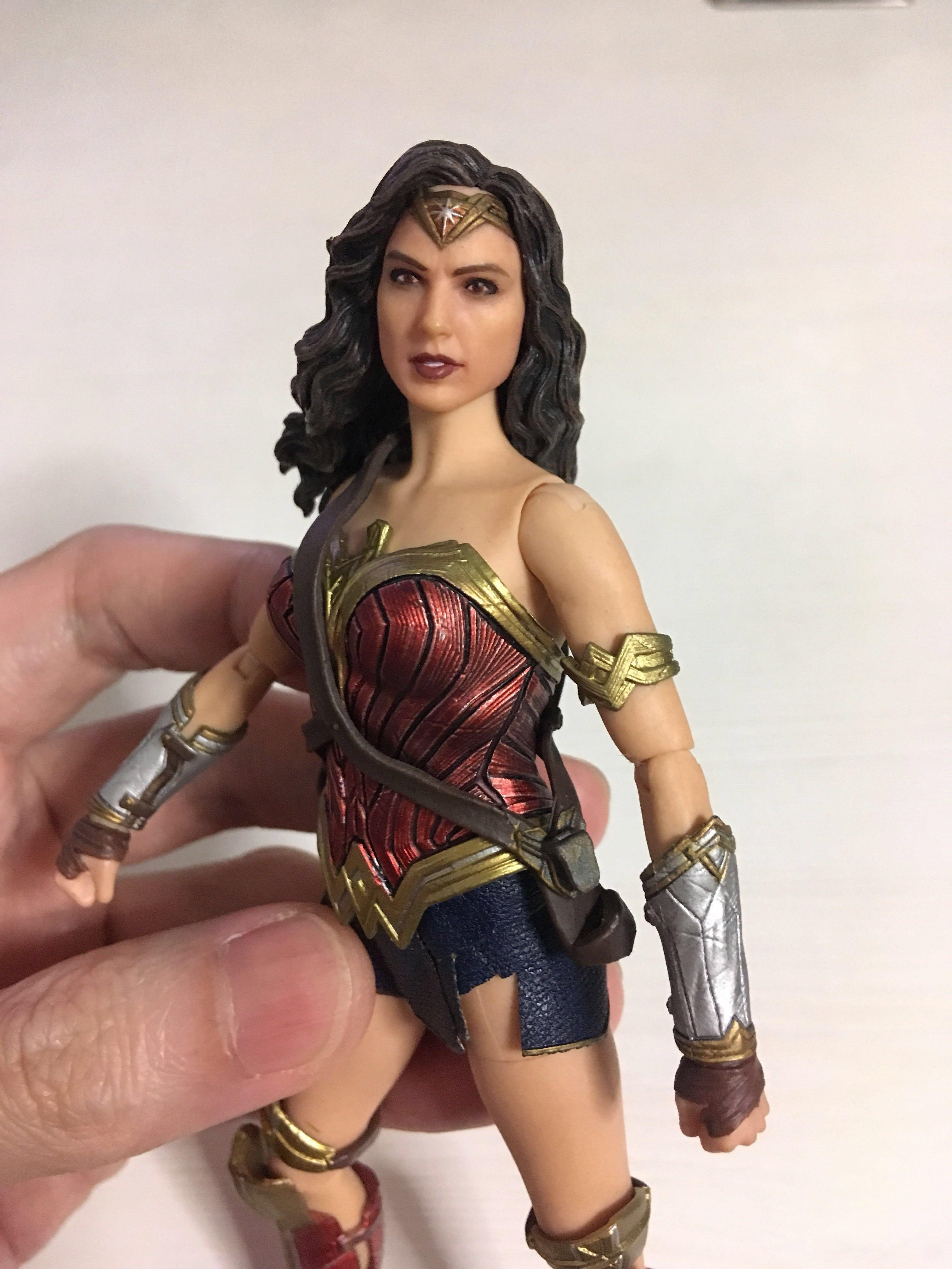 Figurine Mezco One:12 Collective - Wonder Woman Classic Edition - 17cm - Avec Vêtements