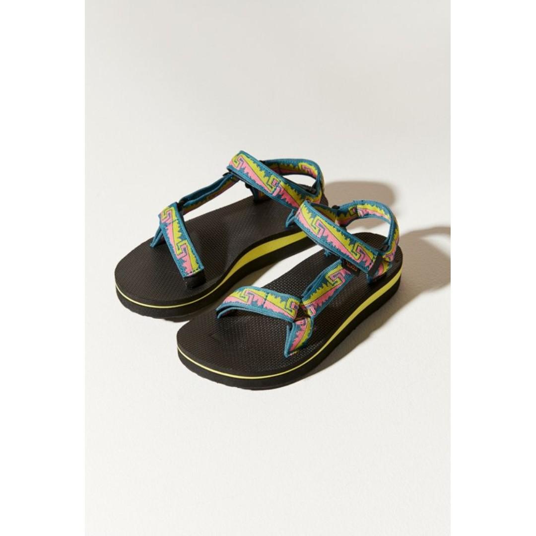 teva uo exclusive midform universal sandal