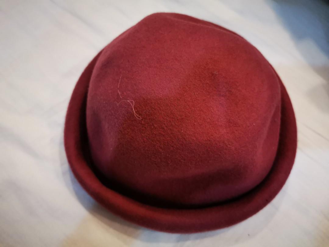 Winter hat (Category: Hats & Beanies) located in Singapore. Submitted by nochatter (Listing ID 228965564, Image 1). Description: S$5 each.