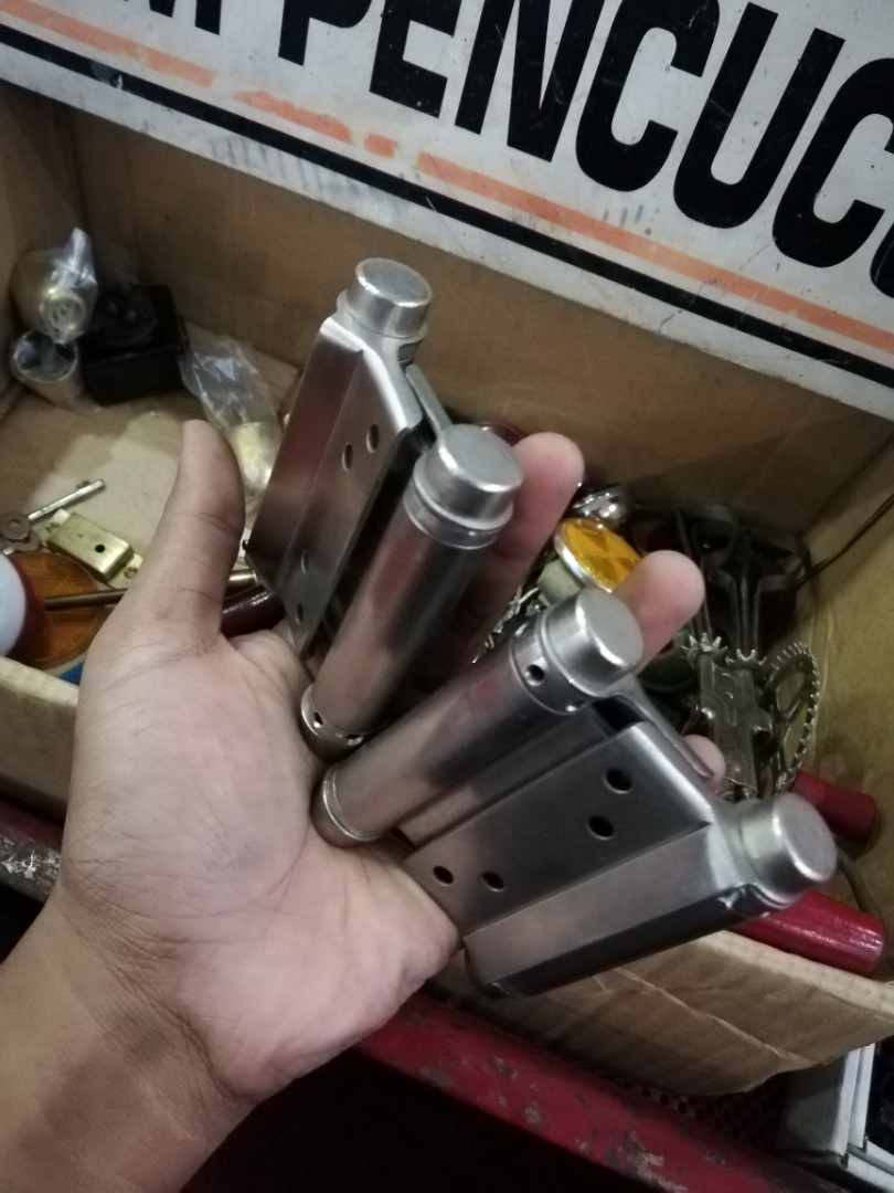 Engsel Pintu Koboi Antiques Antique Furniture On Carousell Untuk pintu yang menginginkan ayunan penuh, anda bisa menggunakan engsel pintu koboi. carousell