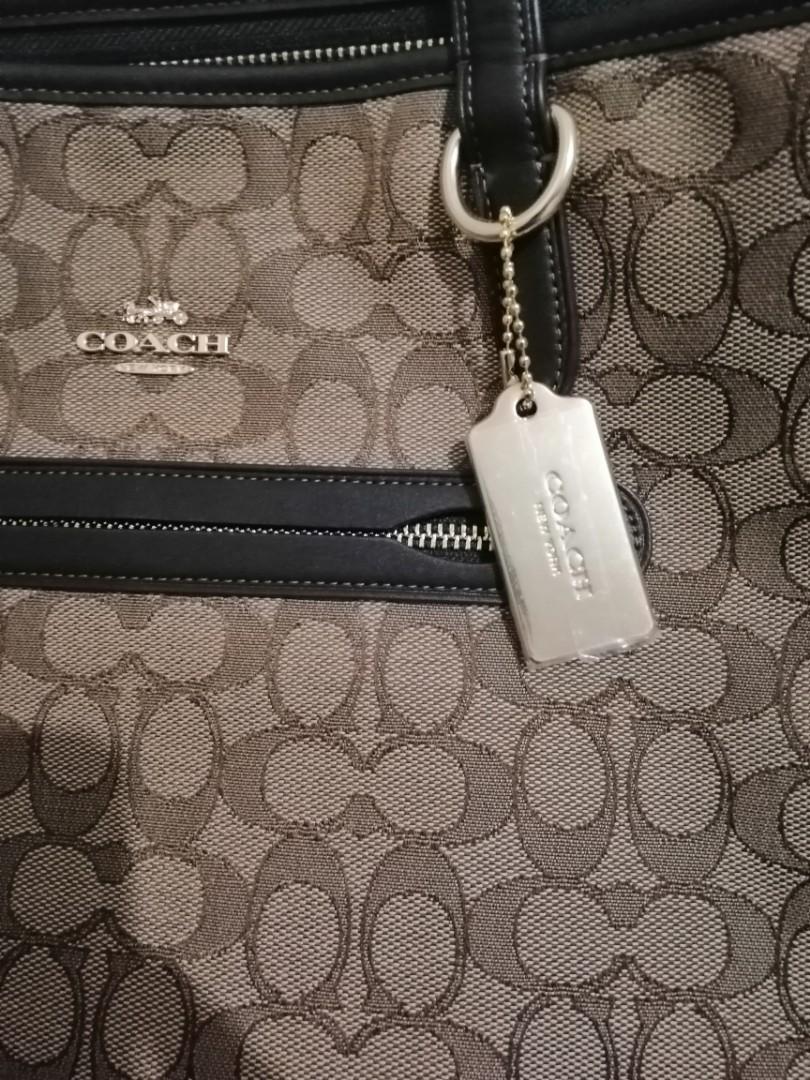 Coach Signature Tote Bag (Category: Luxury Bags & Wallets) located in Manila. Submitted by classymumsy (Listing ID 229395285, Image 2). Description: New with tag. Not original quality. Authentic bought from Coach store. #mayfree.