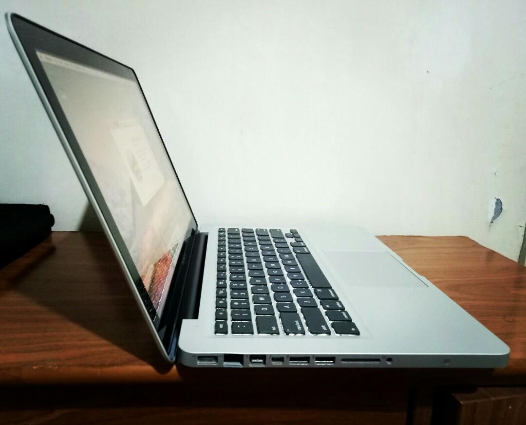 MacBook Pro 13 inch Late 2011 (Category: Laptops & Notebooks) located in Pasay City. Submitted by littlesecrets.sh (Listing ID 229372174, Image 3). Description: 99% smooth. LCD working very well. All keys working and still crisp. Trackpad and speaker fully functional. Specs: - macOS High Sierra - 2.4Ghz Intel Core i5 - 4GB Memory - Intel HD Graphics 3000 384MB RFS: Upgrade to Air See pictures. Test all you want upon meet up. Unit and charger only