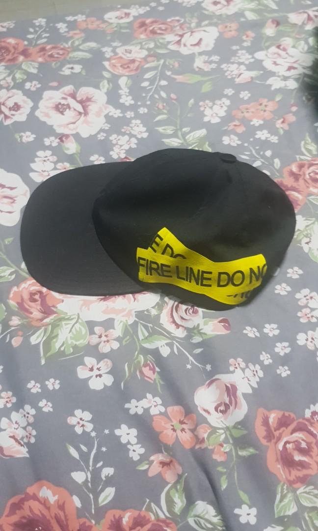 Off white cap (Category: Caps & Hats) located in Singapore. Submitted by azrias (Listing ID 229551897, Image 2). Description: Selling an off white cap. Authentic Use 3 times.