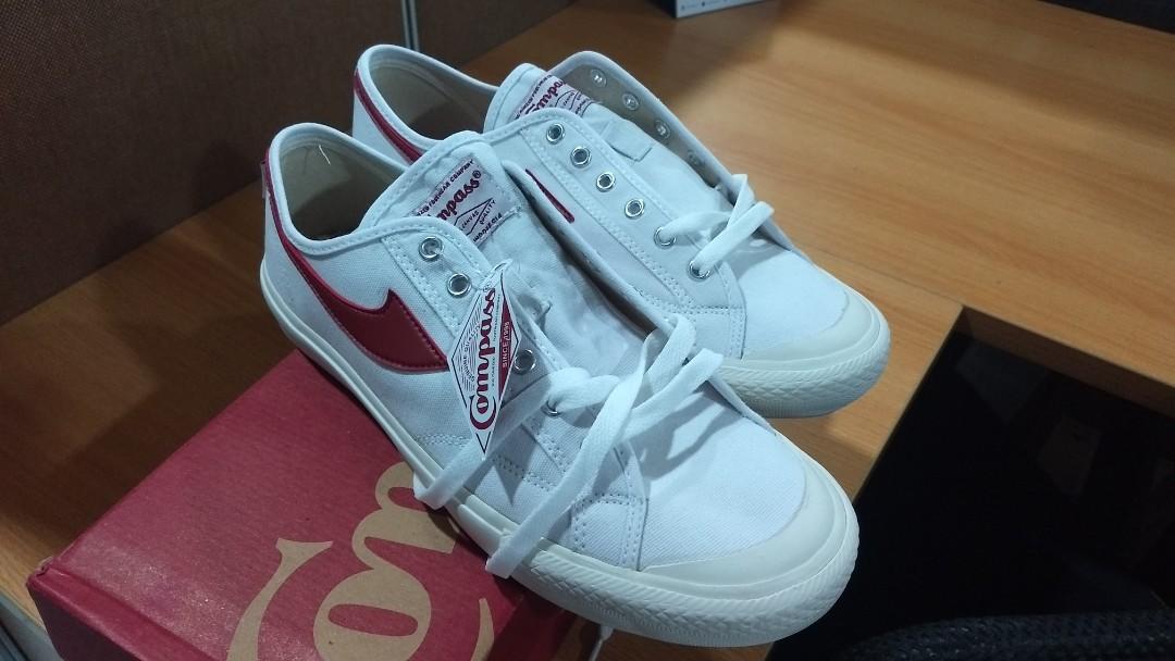 Sepatu Compass Low Gazelle Putih Sz 42 Fesyen Pria Sepatu Sneakers Di Carousell