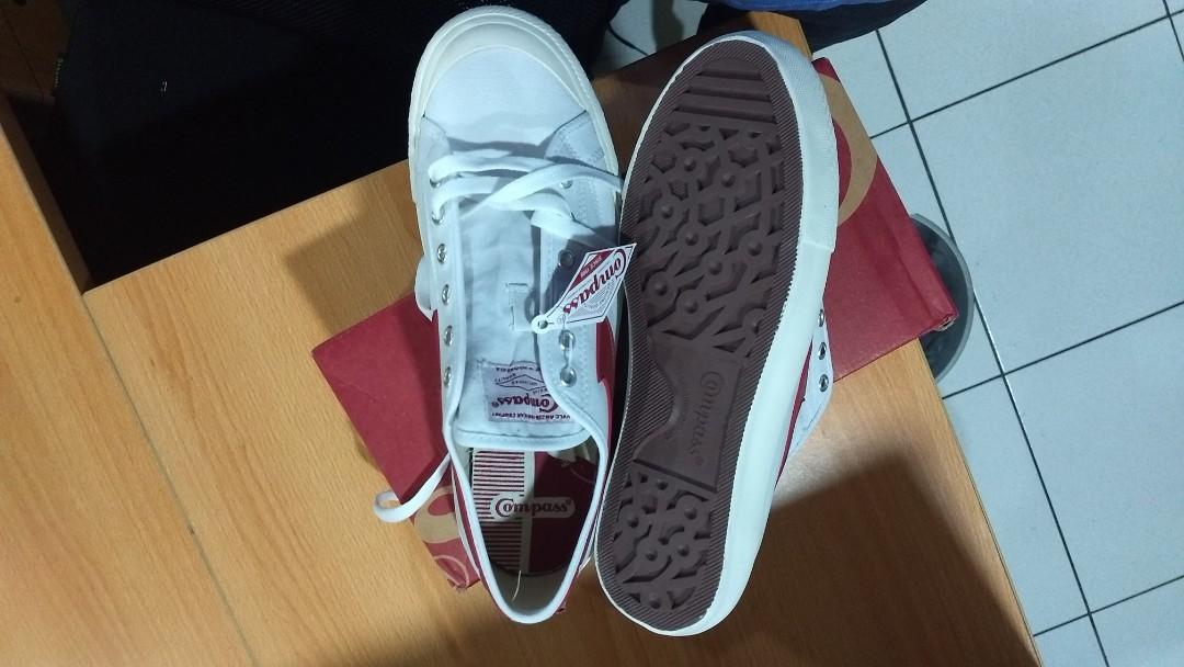 Sepatu Compass Low Gazelle Putih Sz 42 Fesyen Pria Sepatu Sneakers Di Carousell