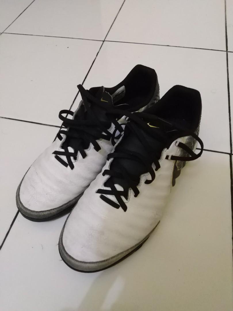 Sepatu Futsal Nike Tiempo Legend 7 Academy Olah Raga Perlengkapan Olahraga Lainnya Di Carousell