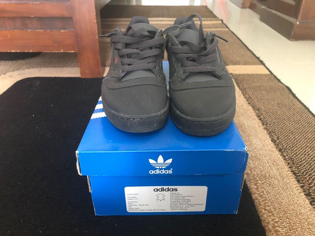 black yeezy powerphase