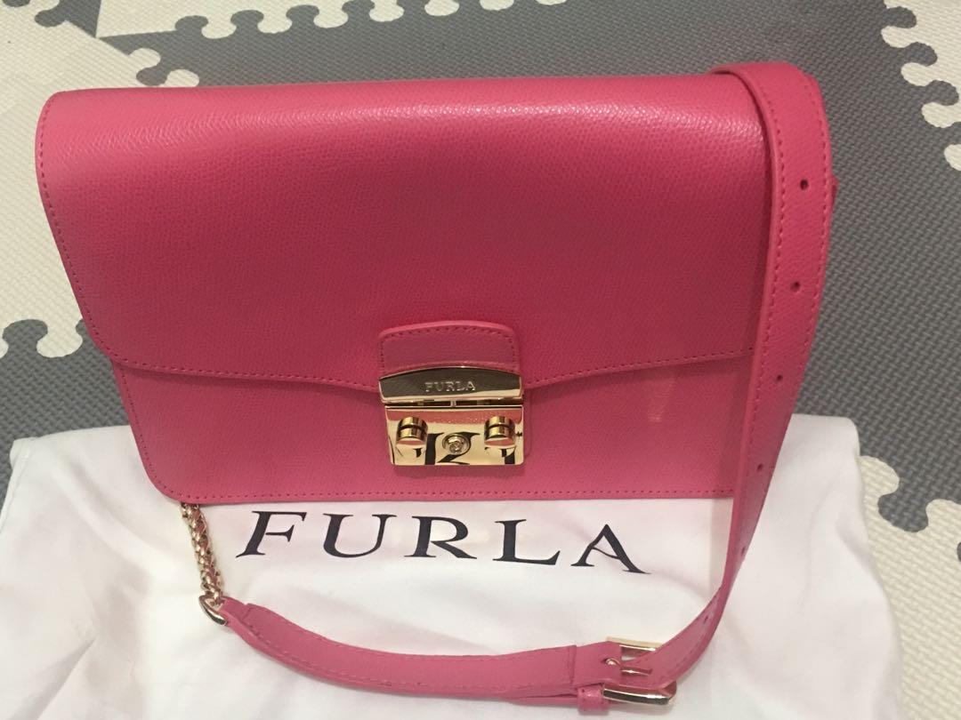 Furla - Sling / Shoulder Bag (Category: Luxury Bags & Wallets) located in Marikina City. Submitted by joansabalza (Listing ID 229741181, Image 1). Description: Furla - Sling / Shoulder Bag Used only 2x Australia bought with dust bag and care card Reason for selling - bought a new one .