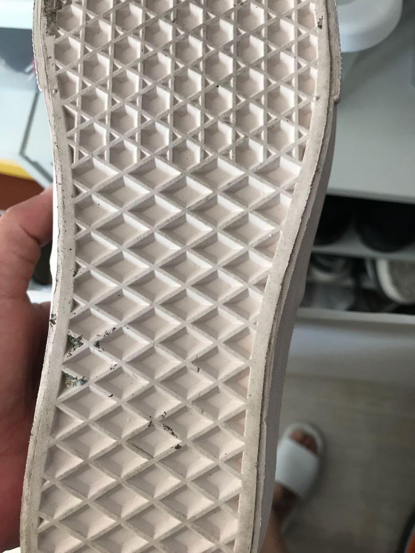 Vans 特別款 （分類：波鞋）位於 Hong Kong。 由 cannyhk 提交（商品編號 188947708，圖片 5）。簡介： 95%新 只著一次 購自日本 因太大著唔到！ 香港無呢個款架 色差原因,顏色係好淺粉紅 所有相已齊 非誠勿擾！有意買歡迎發問，希望睇清楚先問！ 尺碼巳註明 無聊問題一律不作回應.。