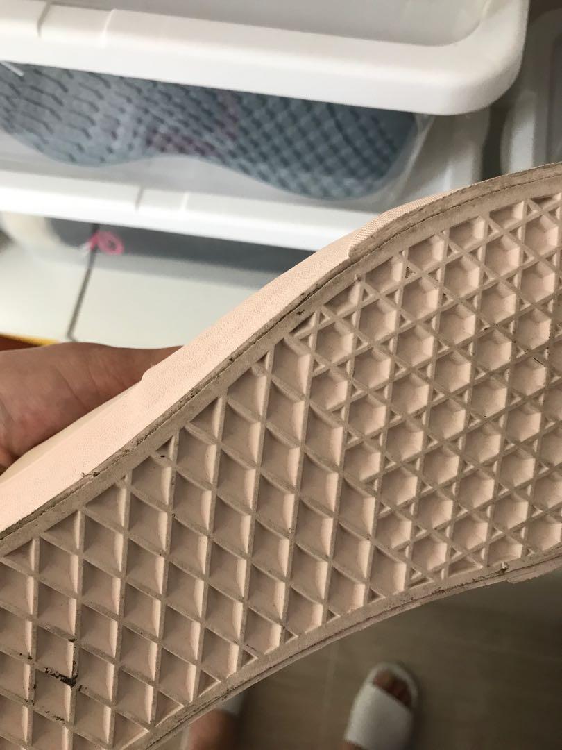 Vans 特別款 （分類：波鞋）位於 Hong Kong。 由 cannyhk 提交（商品編號 188947708，圖片 6）。簡介： 95%新 只著一次 購自日本 因太大著唔到！ 香港無呢個款架 色差原因,顏色係好淺粉紅 所有相已齊 非誠勿擾！有意買歡迎發問，希望睇清楚先問！ 尺碼巳註明 無聊問題一律不作回應.。