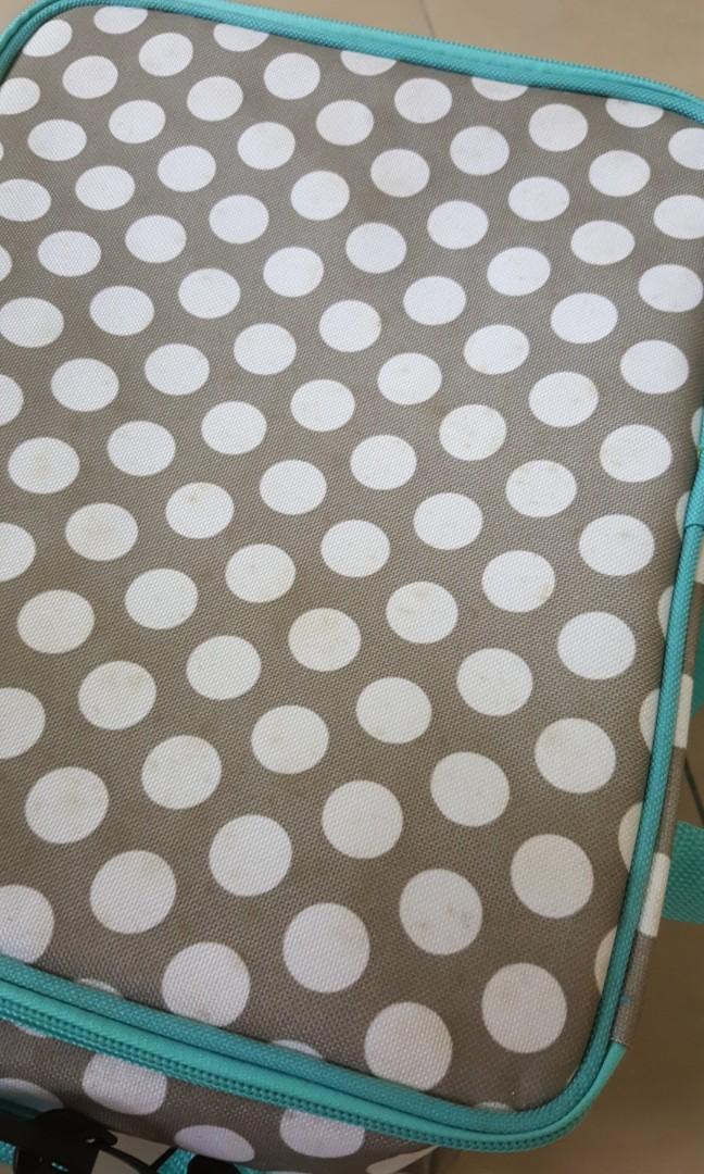 Cooler bag (Category: Diaper Bags & Wetbags) located in Singapore. Submitted by vt.tan (Listing ID 229849921, Image 3). Description: Keep for quite long..its a bit yellow but i believe still can wash out.