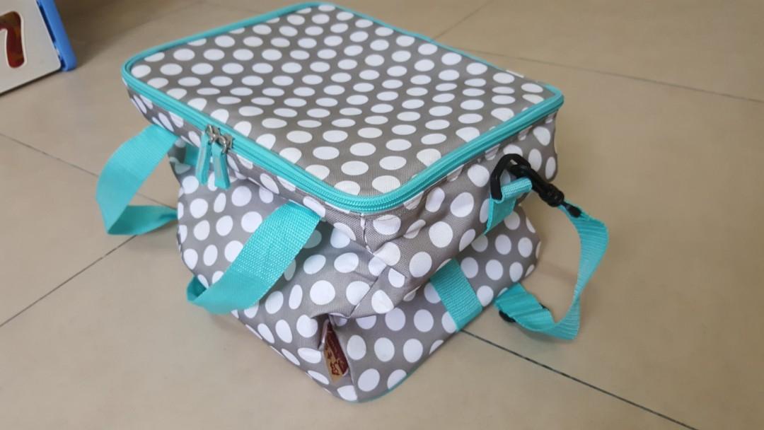 Cooler bag (Category: Diaper Bags & Wetbags) located in Singapore. Submitted by vt.tan (Listing ID 229849921, Image 1). Description: Keep for quite long..its a bit yellow but i believe still can wash out.