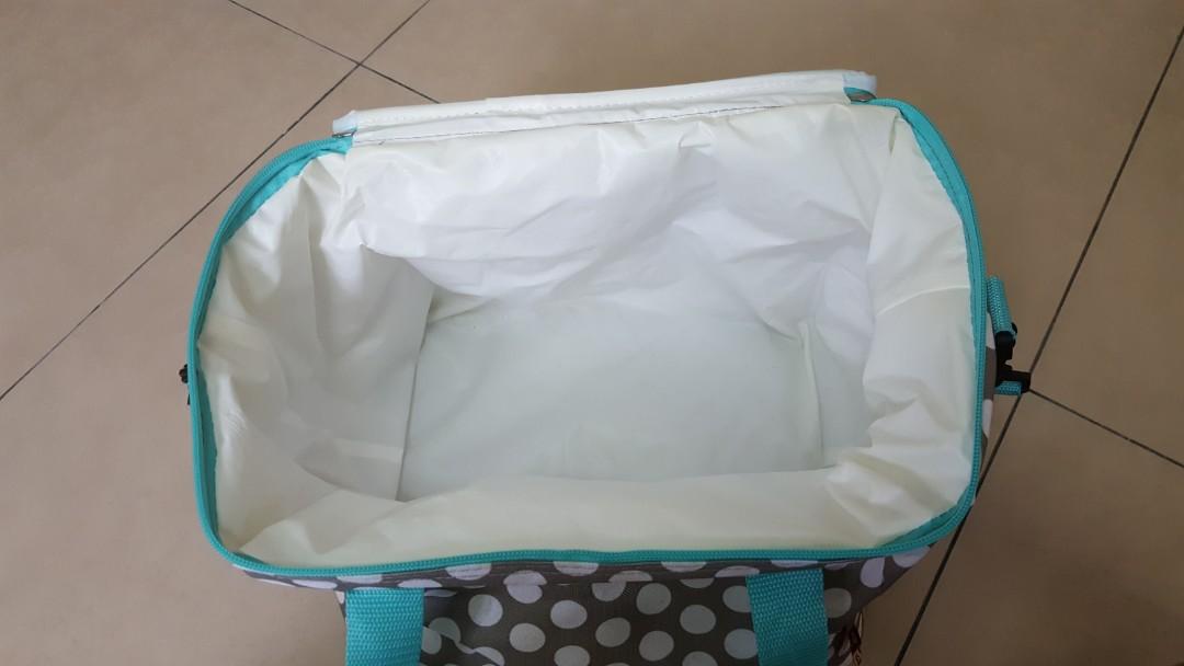 Cooler bag (Category: Diaper Bags & Wetbags) located in Singapore. Submitted by vt.tan (Listing ID 229849921, Image 2). Description: Keep for quite long..its a bit yellow but i believe still can wash out.