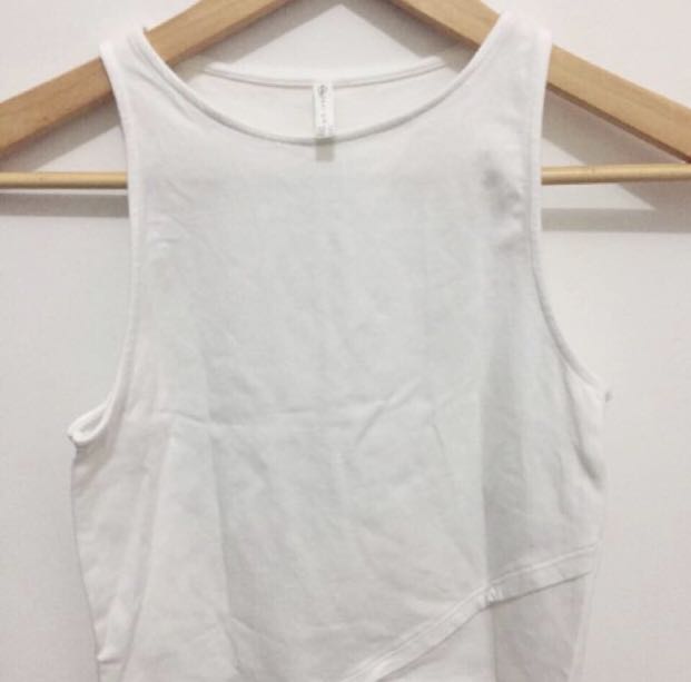 Stradivarius Crop Top White Fesyen Wanita Pakaian Wanita Atasan Di Carousell