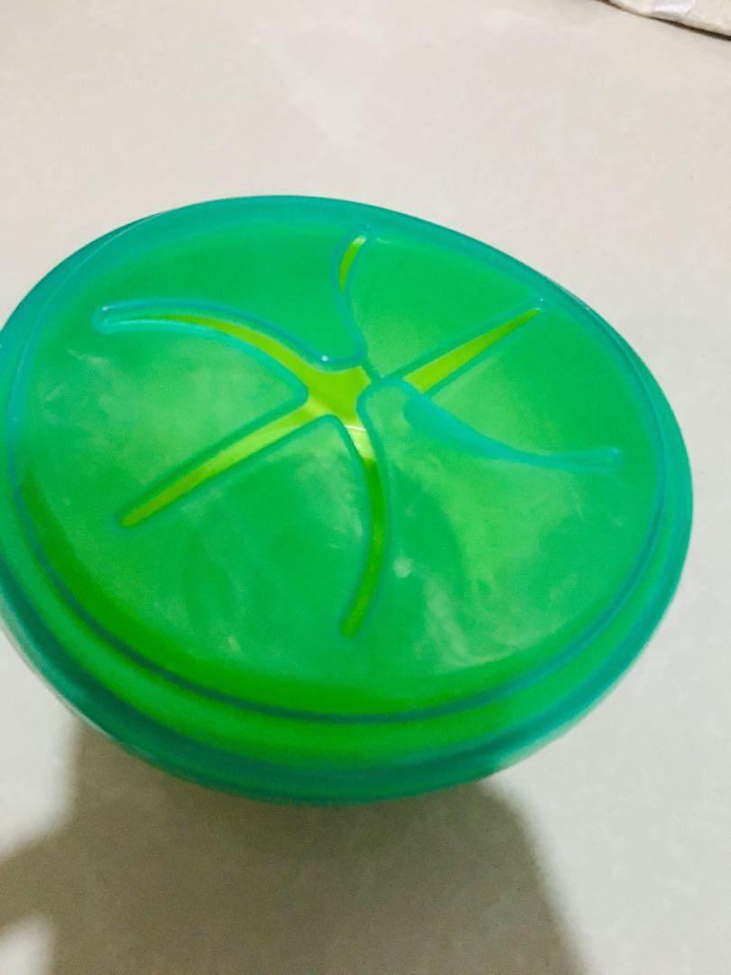 Fisher Price no-spill snack pod (Category: Weaning & Toddler Feeding) located in Carmona. Submitted by thepinkplayhouse (Listing ID 230001006, Image 2). Description: Fisher Price Snack Pod / Cup Soft and rounded-edged flaps allow easy access to food contents. Ideal for home and travel Age: 6 months and above Holds approx. 7oz of snacks Soft texture on integrated handles make the product ideal for a child to hold and encourage self-feeding. Stop s