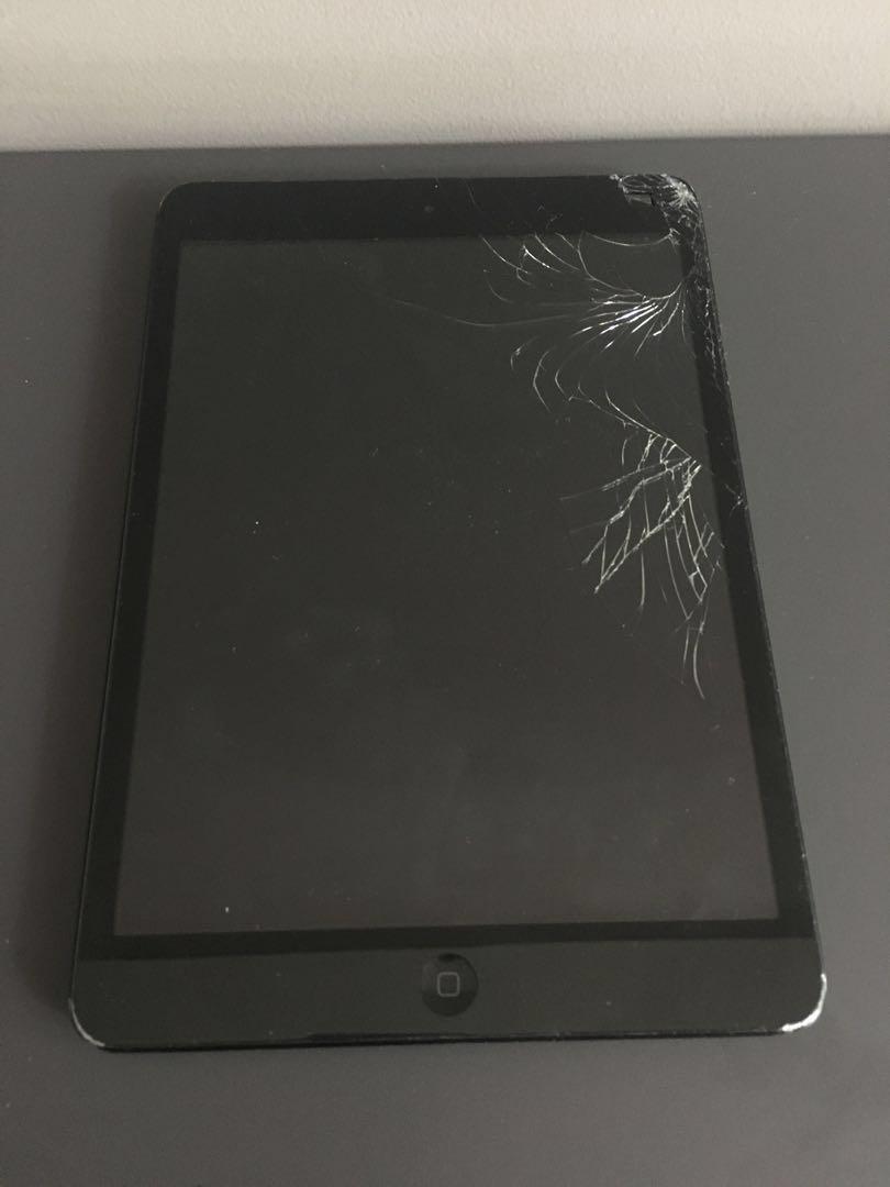 iPad mini (Category: iPad) located in Singapore. Submitted by happijolly (Listing ID 230102329, Image 1). Description: * This Ipad is working well but the screen is cracked * Pls pm me to liaise if interested to buy * Charger and accessories not included .