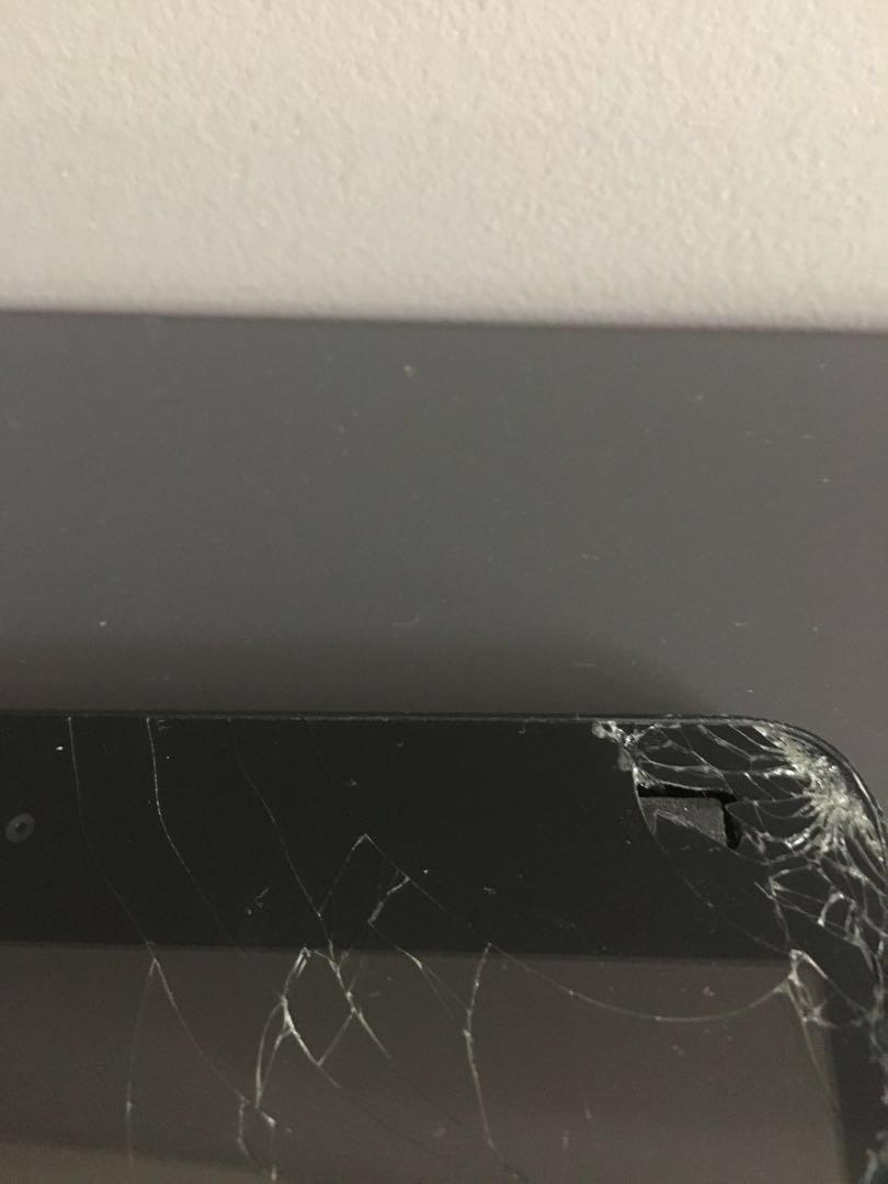 iPad mini (Category: iPad) located in Singapore. Submitted by happijolly (Listing ID 230102329, Image 2). Description: * This Ipad is working well but the screen is cracked * Pls pm me to liaise if interested to buy * Charger and accessories not included .