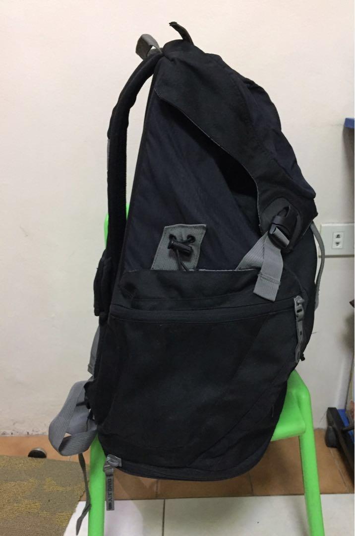 Oakley surf backpack laptop bag (Category: Backpacks) located in Quezon City. Submitted by whatwewore_ph (Listing ID 230154313, Image 2). Description: ❌LOW BALLERS WILL BE BLOCKED, respect my items and their value❌ Used a few times only (out of town trip) Very good condition. NO FLAWS GUARANTEED ORIGINAL AND STORE BOUGHT NOT UKAYYYYYY!!!! Has so many pockets/storage too many to count. I CAN SEND ADDITIONAL PICTURES For men, this bag would fit mor