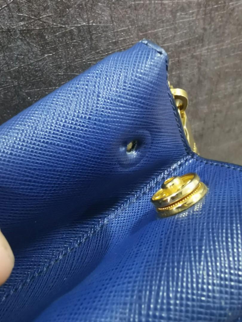 Prada (Category: Tote Bags) located in Singapore. Submitted by sg_authentic888 (Listing ID 230079447, Image 4). Description: Condition : 6.5 /10 See the last photo but fixable.