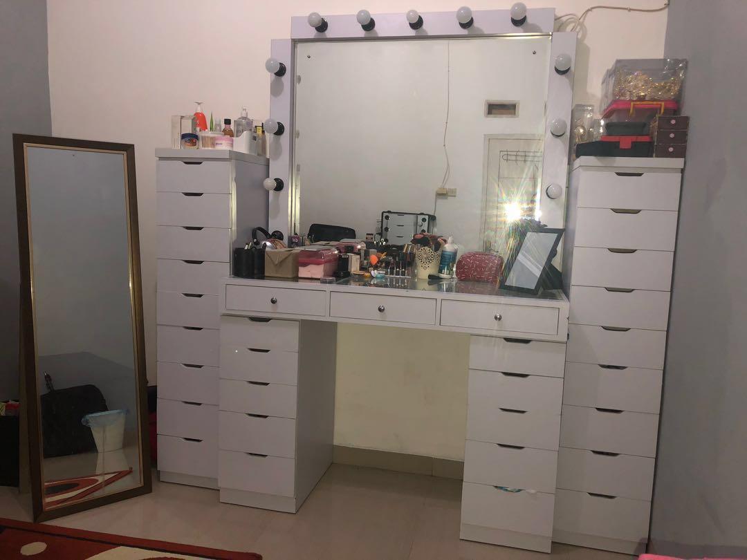 vanity mirror with lights / meja rias lampu