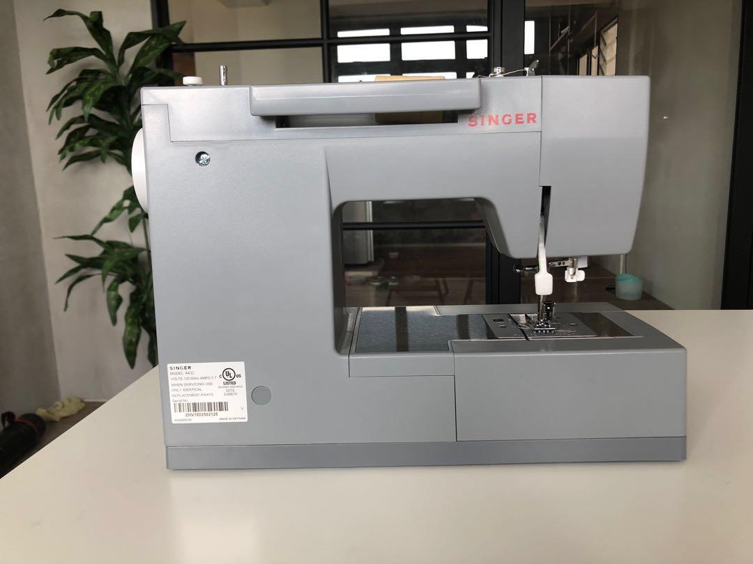 Domestic Singer Sewing Machine Heavy Duty 4432, Hobbies & Toys