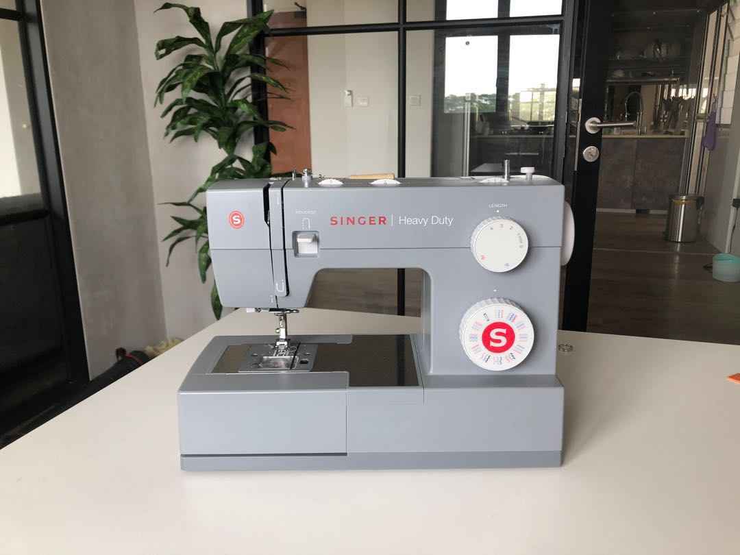 Domestic Singer Sewing Machine Heavy Duty 4432, Hobbies & Toys