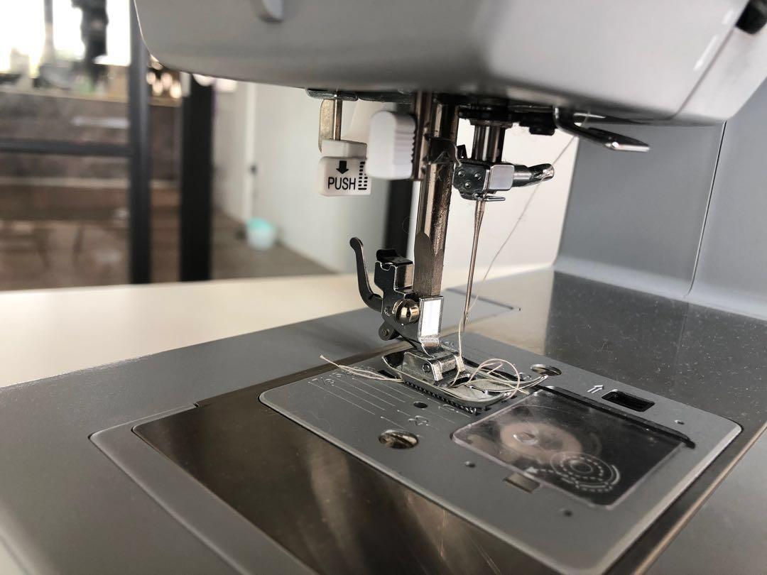 Domestic Singer Sewing Machine Heavy Duty 4432, Hobbies & Toys