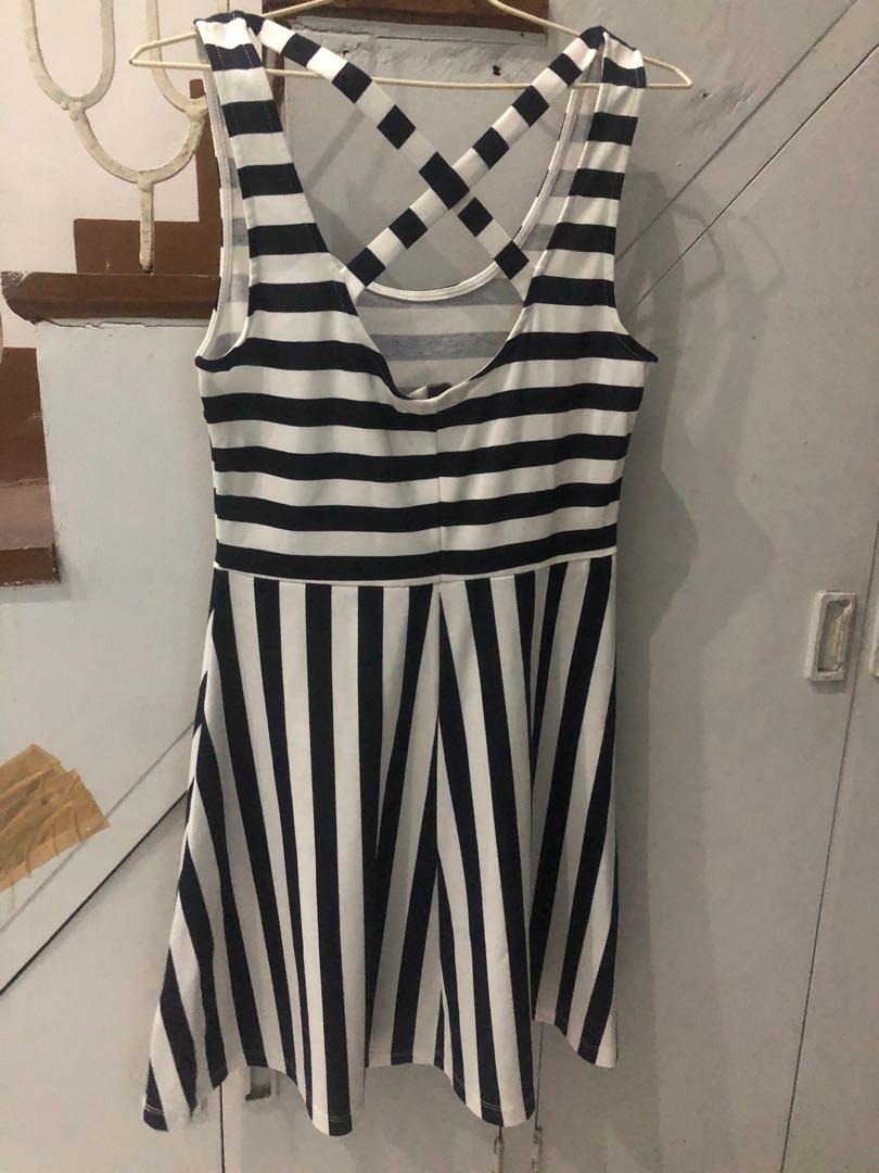 H&M striped sleeveless dress (Category: Dresses) located in Pateros City. Submitted by airac27 (Listing ID 230337385, Image 2). Description: Preloved dress .