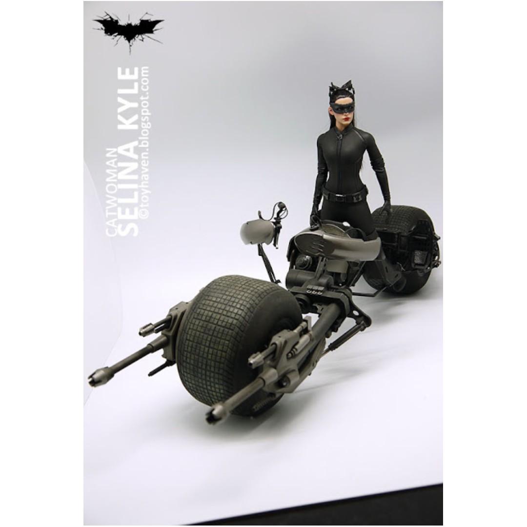 HOT TOYS BATPOD VERSION 2.0 + HOT TOYS SELINA KYLE, Hobbies & Toys