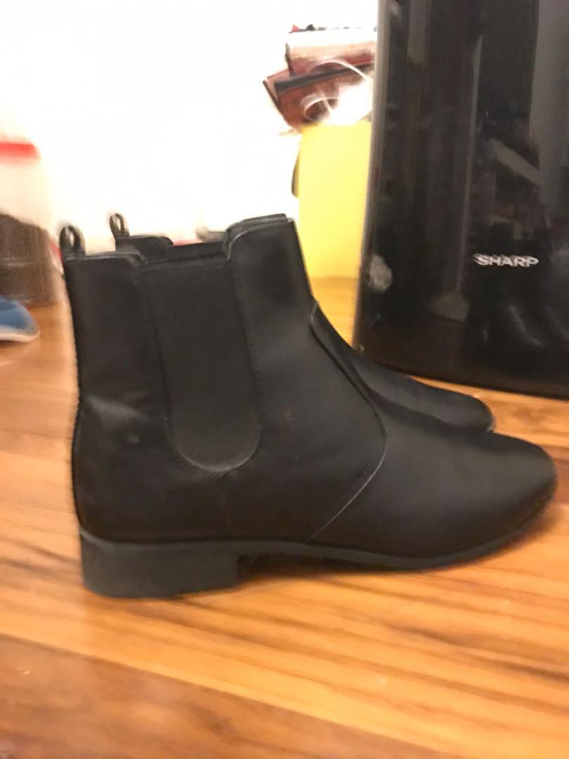 Uniqlo Leather Chelsea Boots, Women's Fashion, Footwear, Boots on Carousell