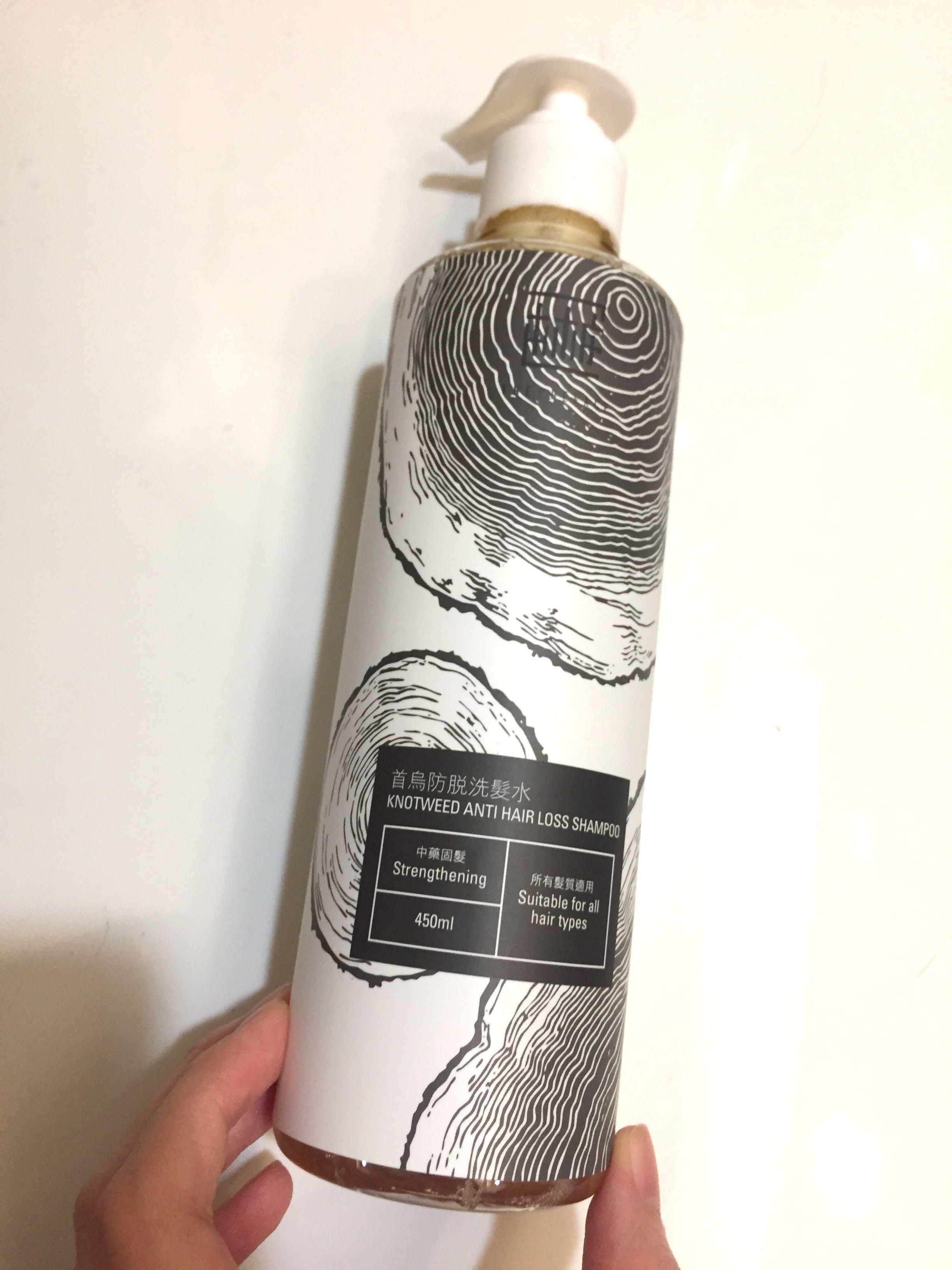 本木序首烏防脫髮洗頭水 450ml （分類：沐浴及身體護理 - 身體護理）位於 Hong Kong。 由 ttyhhh 提交（商品編號 230480451，圖片 2）。簡介： 本人短髮 用左一星期左右 睇圖可以見到用量 因為不太喜歡天然洗頭水洗完之後既感覺 所以出售 用依枝洗頭水真係會甩少左頭髮 平時吹頭起碼甩20條 用左這枝洗頭水個星期吹頭個時甩2-3條左右 好勁 。