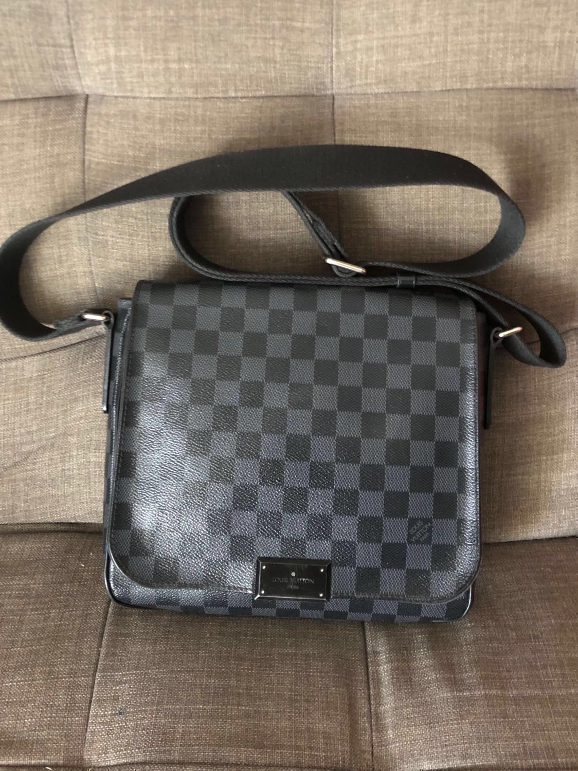 Authentic Louis Vuitton LV messenger bag (unisex) Rank A, Luxury, Bags