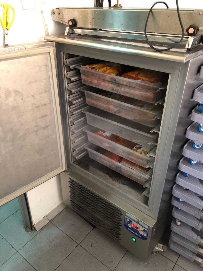 Blast freezer (Category: Refrigerators & Freezers) located in Singapore. Submitted by limjiahan (Listing ID 228317984, Image 2). Description: I will send the blast freezer for servicing before sending to you. Will show the receipt of servicing. Can have free delivery..