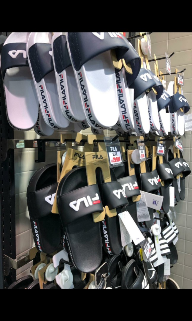 nike slippers pocket