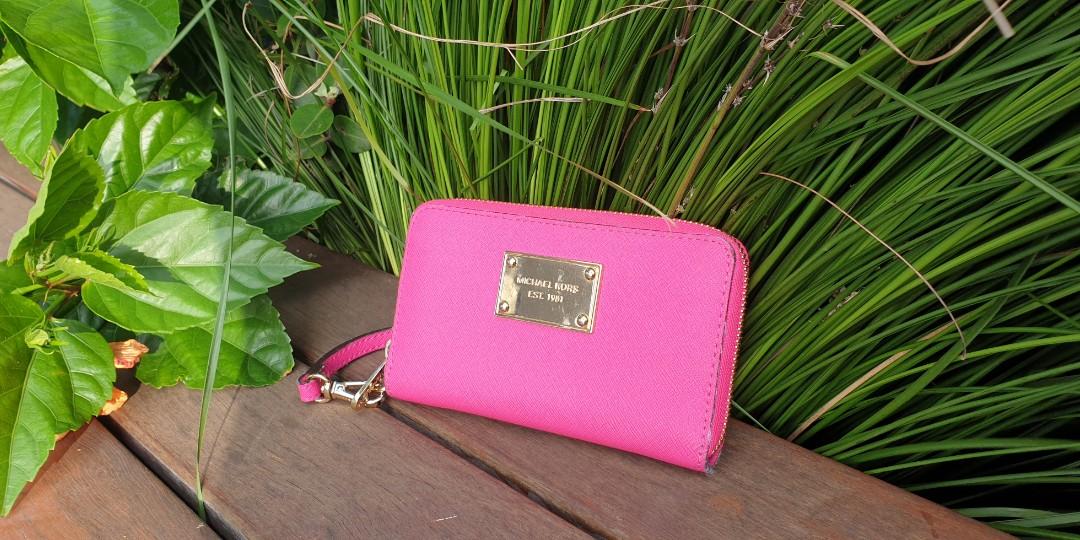 michael kors saffiano leather wristlet