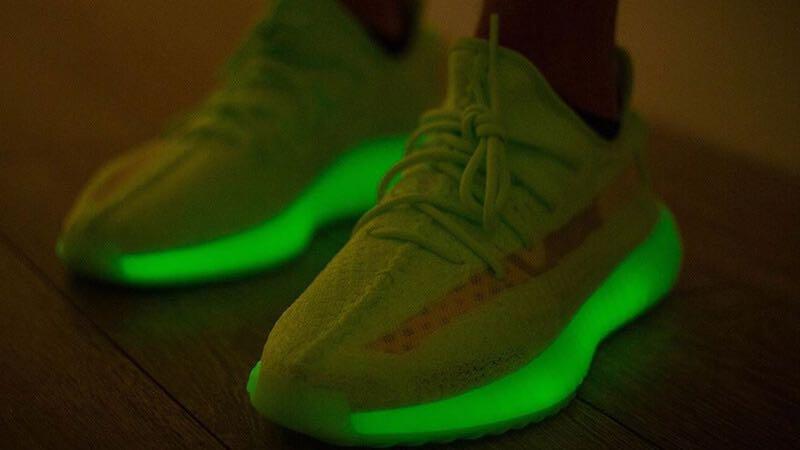ADIDAS YEEZY BOOST 350 V2 GLOW IN THE DARK US10 5
